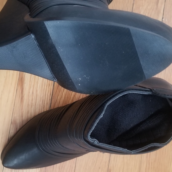 HeartSoul Black 4" Wedge Bootie Size 10 - Picture 6 of 6